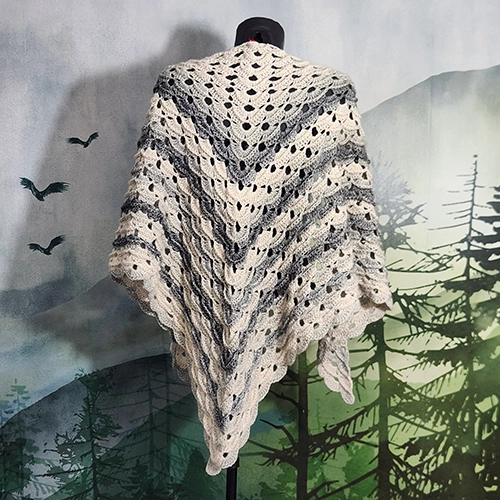 châle relief fait main au crochet en coton à 78 %et 22 % acrylique d'une largeur de 1 mètre 60 et d'une longeur de 90 cm à la pointe