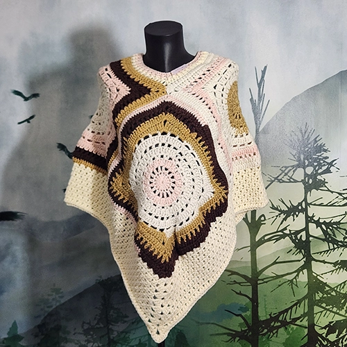 Poncho granny sans col d'une longueur à la pointe de 65 cm