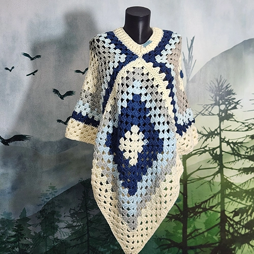 Poncho granny sans col d'une longueur de 70 cm à la pointe